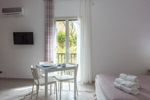 Standard Apartment, 1 Queen Bed with Sofa bed, Courtyard View