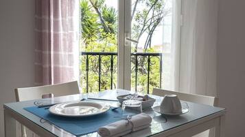 Standard Apartment, 1 Queen Bed with Sofa bed, Courtyard View | In-room dining
