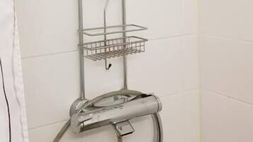 Apartamento, vista para a cidade | Chuveiro