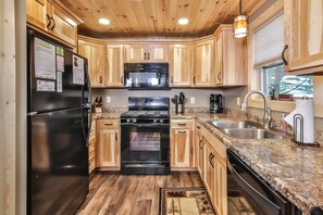 Fridge, microwave, oven, stovetop - Gone Fish Inn: Remodeled Lakefront Cabin, FREE Wi-Fi & Firewood, No Cleaning Fee (Saint Germain)