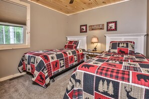 2 bedrooms, free WiFi, bed sheets - Gone Fish Inn: Remodeled Lakefront Cabin, FREE Wi-Fi & Firewood, No Cleaning Fee (Saint Germain)