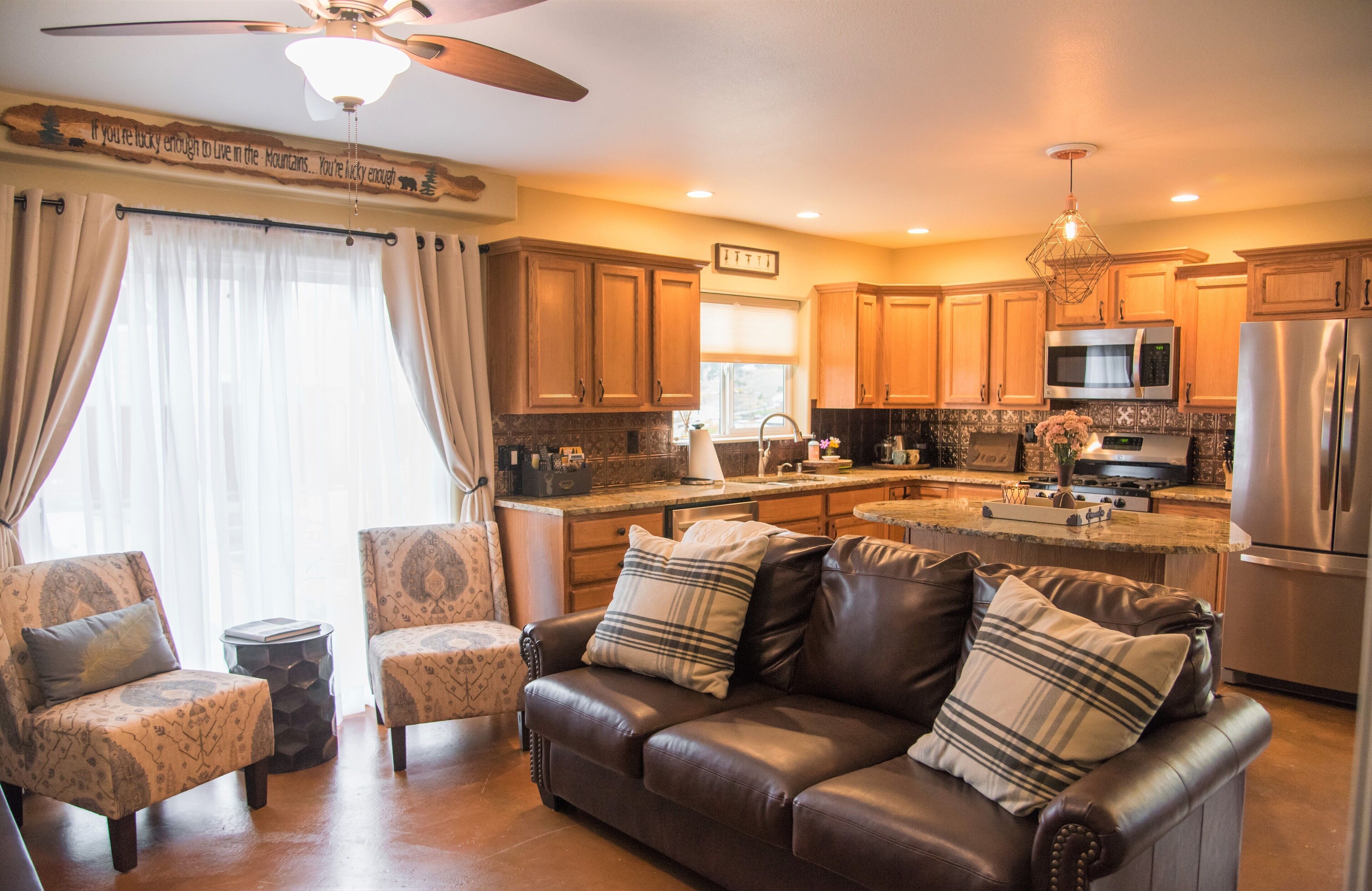 Smart-TV, Kamin, DVD-Player, Bücher