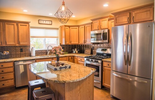 Upscale & Downtown! Walk to Hot Springs & River!