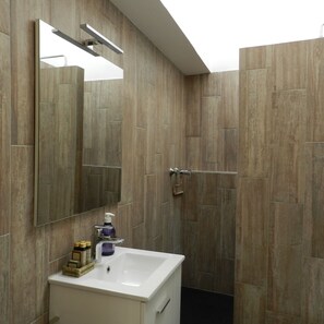 Dusche, Haartrockner, Handtücher, Seife