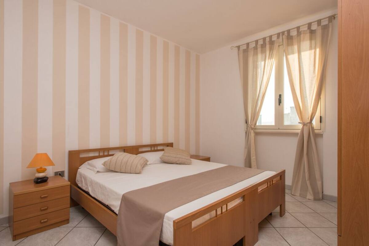 Minibar, bed sheets