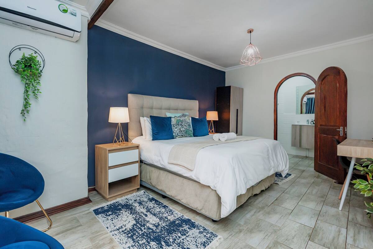 Executive Room | Premium bedding, in-room safe, laptop workspace, blackout curtains