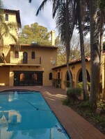 Una piscina al aire libre