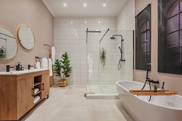 Quarto premium | Banheiro | Chuveiro, chuveiro com efeito de chuva, produtos de toalete grátis