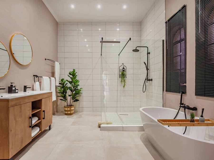 Premium Room | Bathroom | Shower, rainfall showerhead, free toiletries, hair dryer