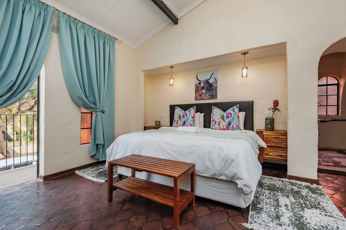 Elite Room, Pool Access | Bathroom | Shower, rainfall showerhead, free toiletries, hair dryer