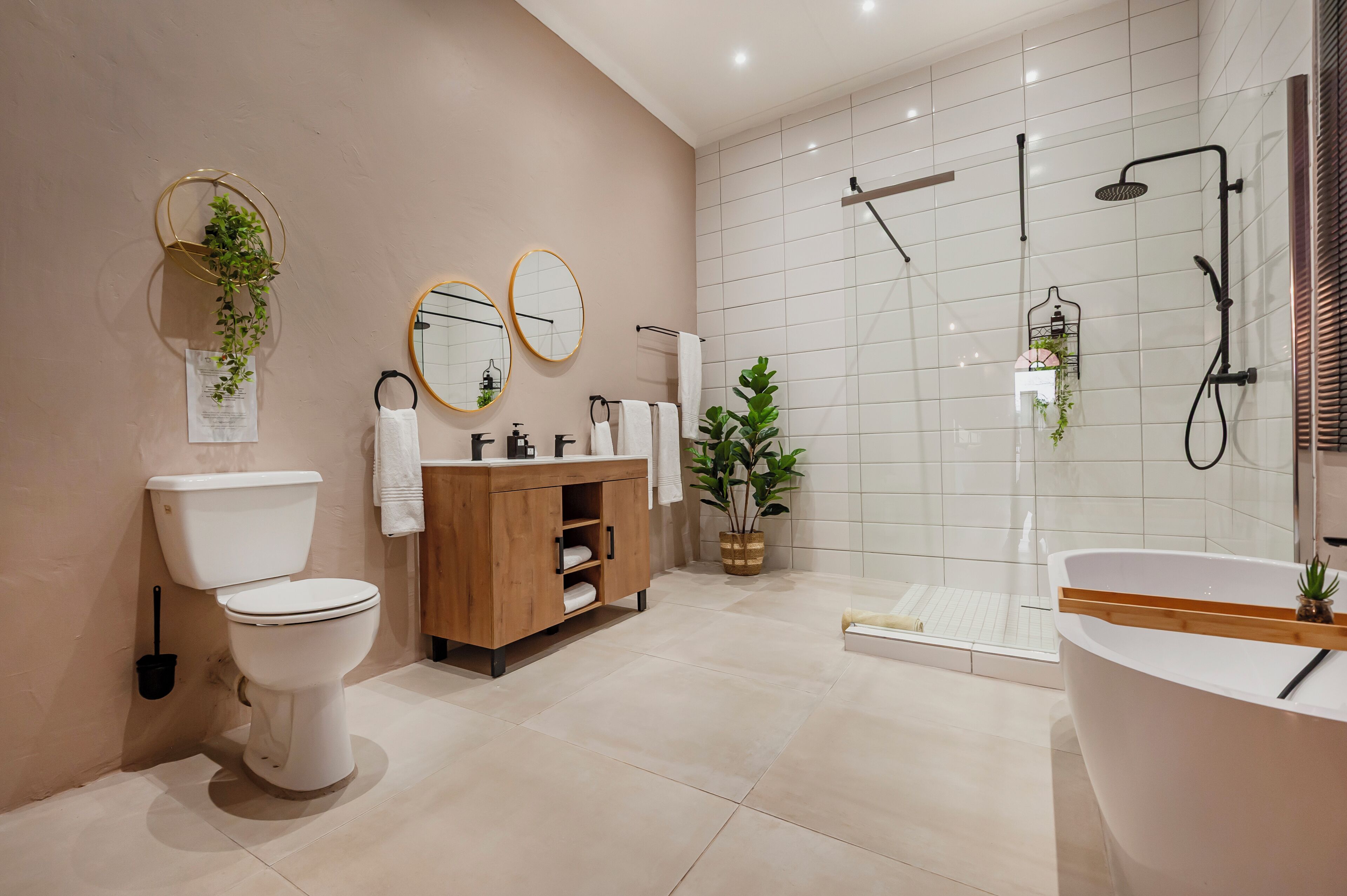 Quarto premium | Banheiro | Chuveiro, chuveiro com efeito de chuva, produtos de toalete grátis 