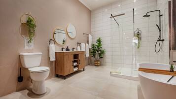 Quarto premium | Banheiro | Chuveiro, chuveiro com efeito de chuva, produtos de toalete grátis