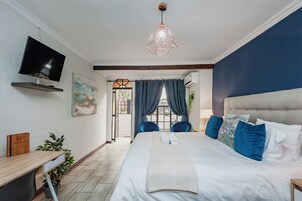 Ropa de cama de alta calidad y caja de seguridad en la habitación 