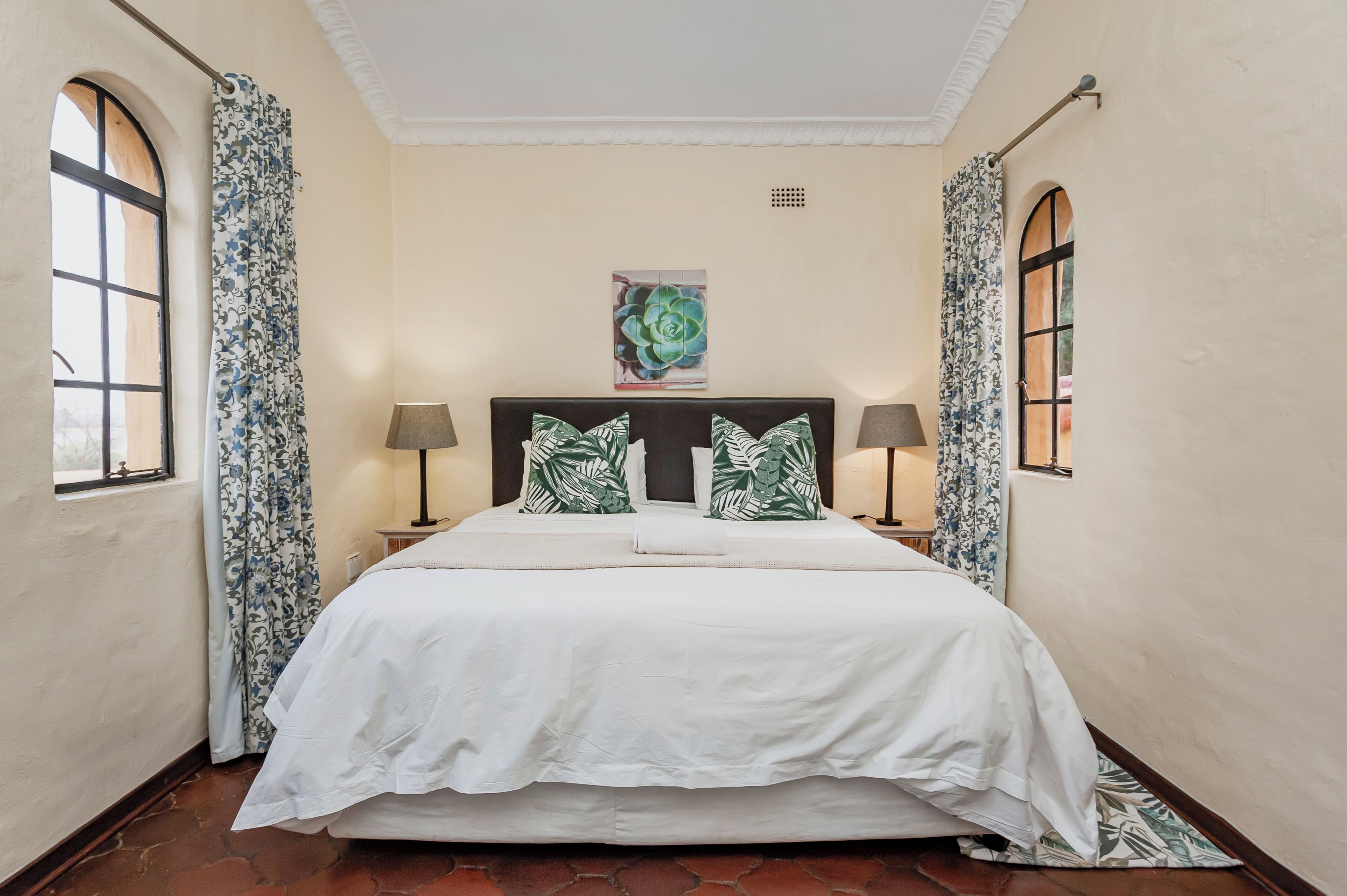 Economy kamer | Luxe beddengoed, een kluis op de kamer, individueel gedecoreerd