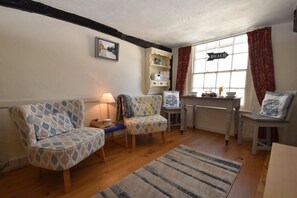 Flat-screen TV, fireplace, DVD player - Old Town Bolthole (Hastings)