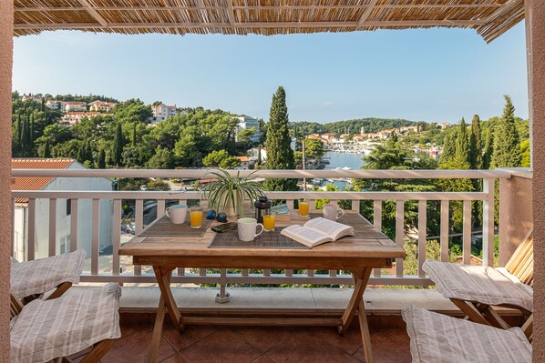 Outdoor dining - Breathtaking views apt close to sea (Cavtat)