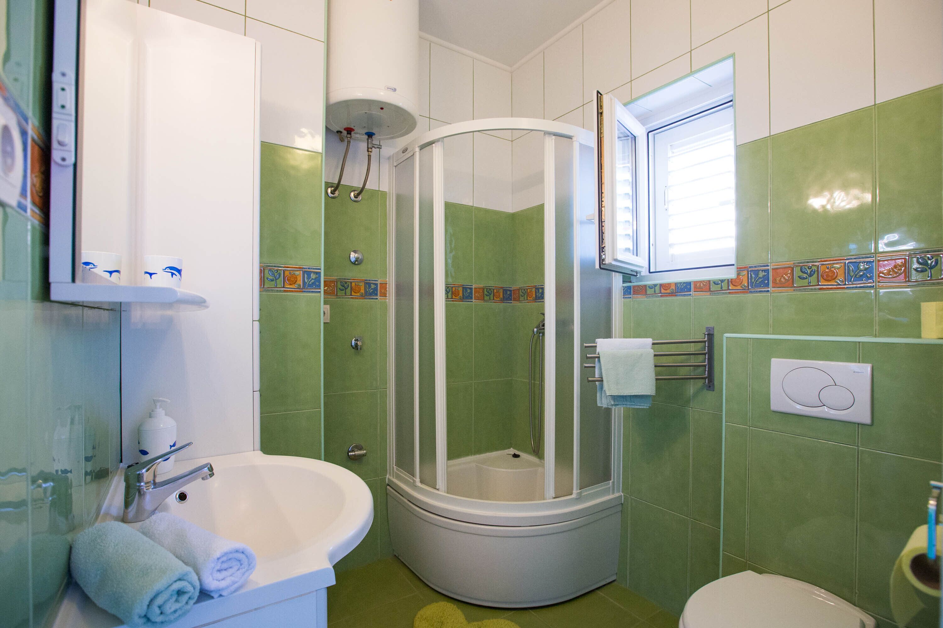 Duschwanne, Haartrockner, Handtücher, Toilettenpapier