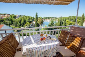 Outdoor dining - Breathtaking views apt close to sea (Cavtat)