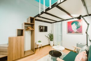 Dúplex de diseño | Zona de estar | Una televisión de pantalla plana