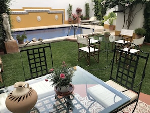 Piscina externa, espreguiçadeiras