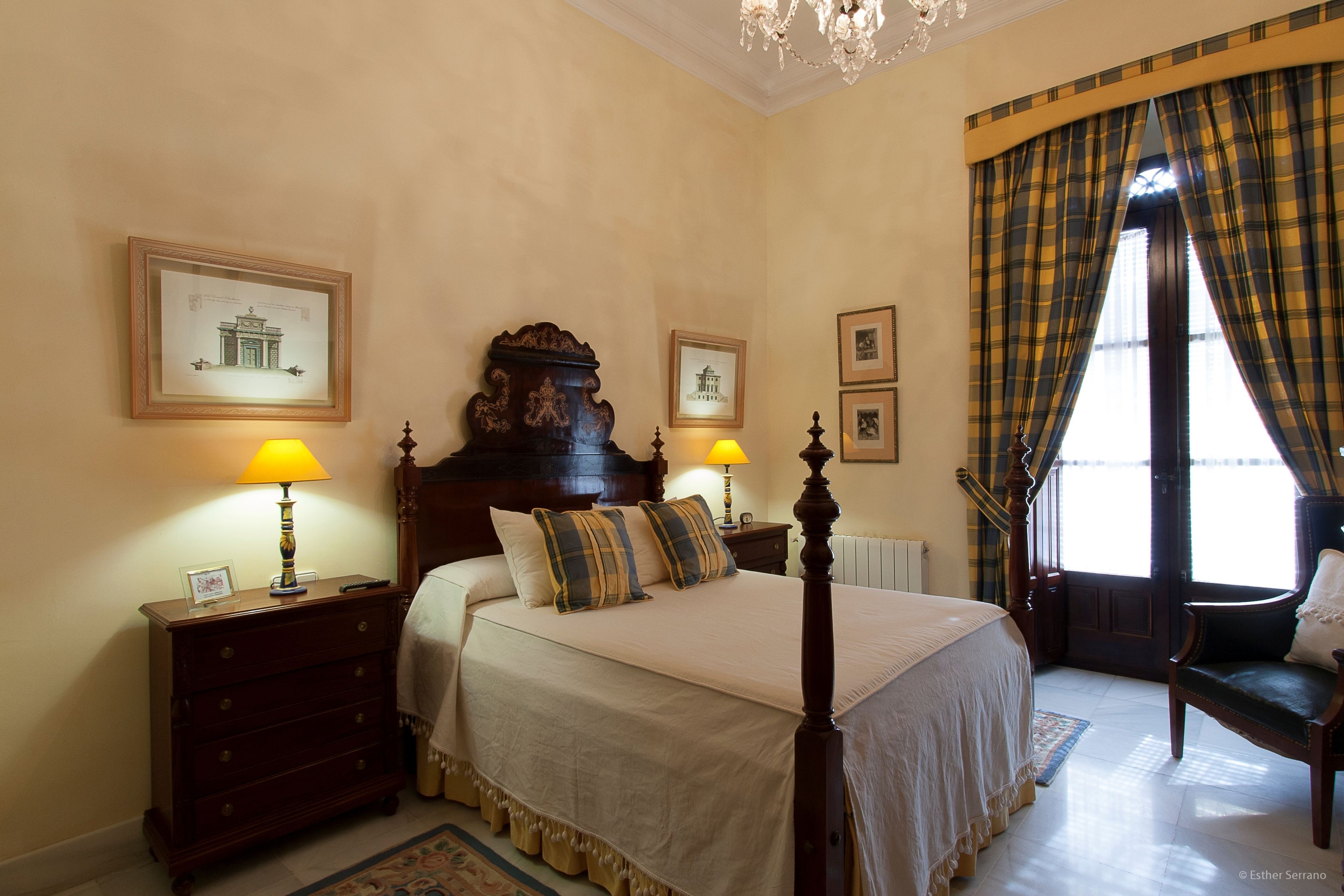 Deluxe kamer, balkon, uitzicht op de stad | Luxe beddengoed, donsdekens, een kluis op de kamer, geluiddichte muren