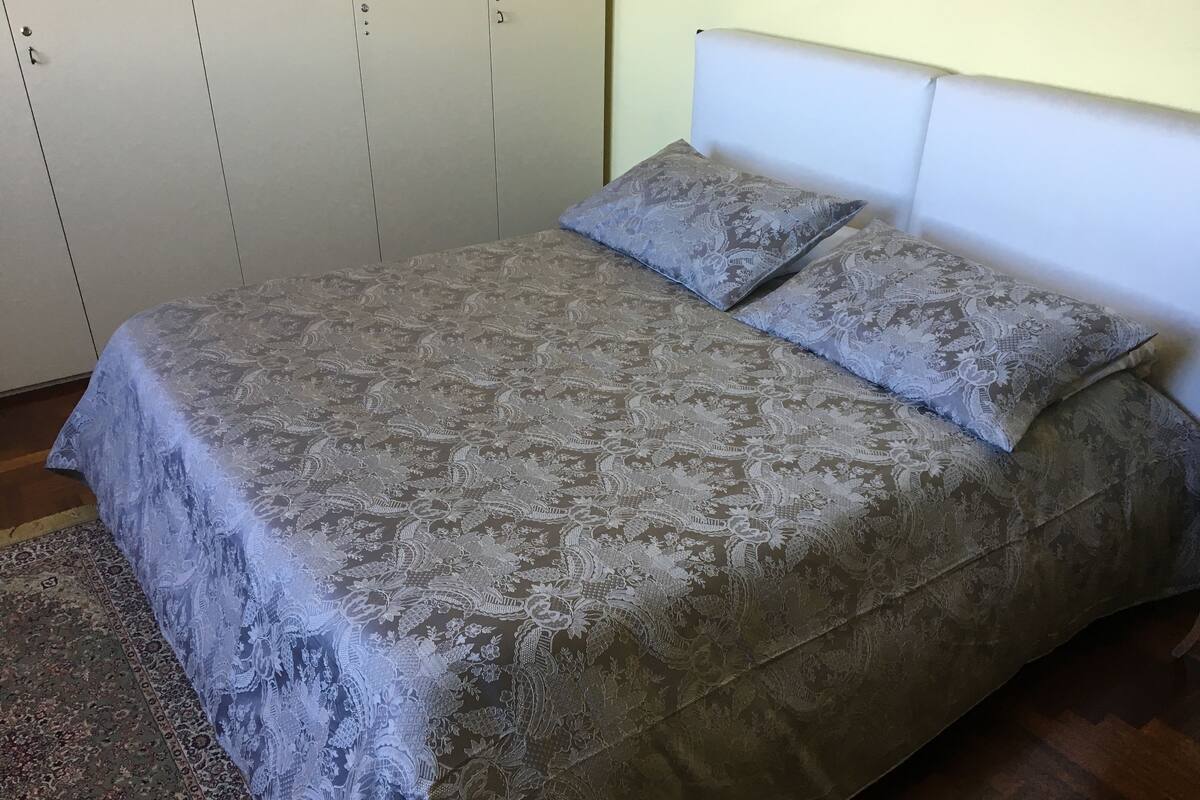 Quarto luxo | Escrivaninha, quartos à prova de som, Wi-Fi de cortesia