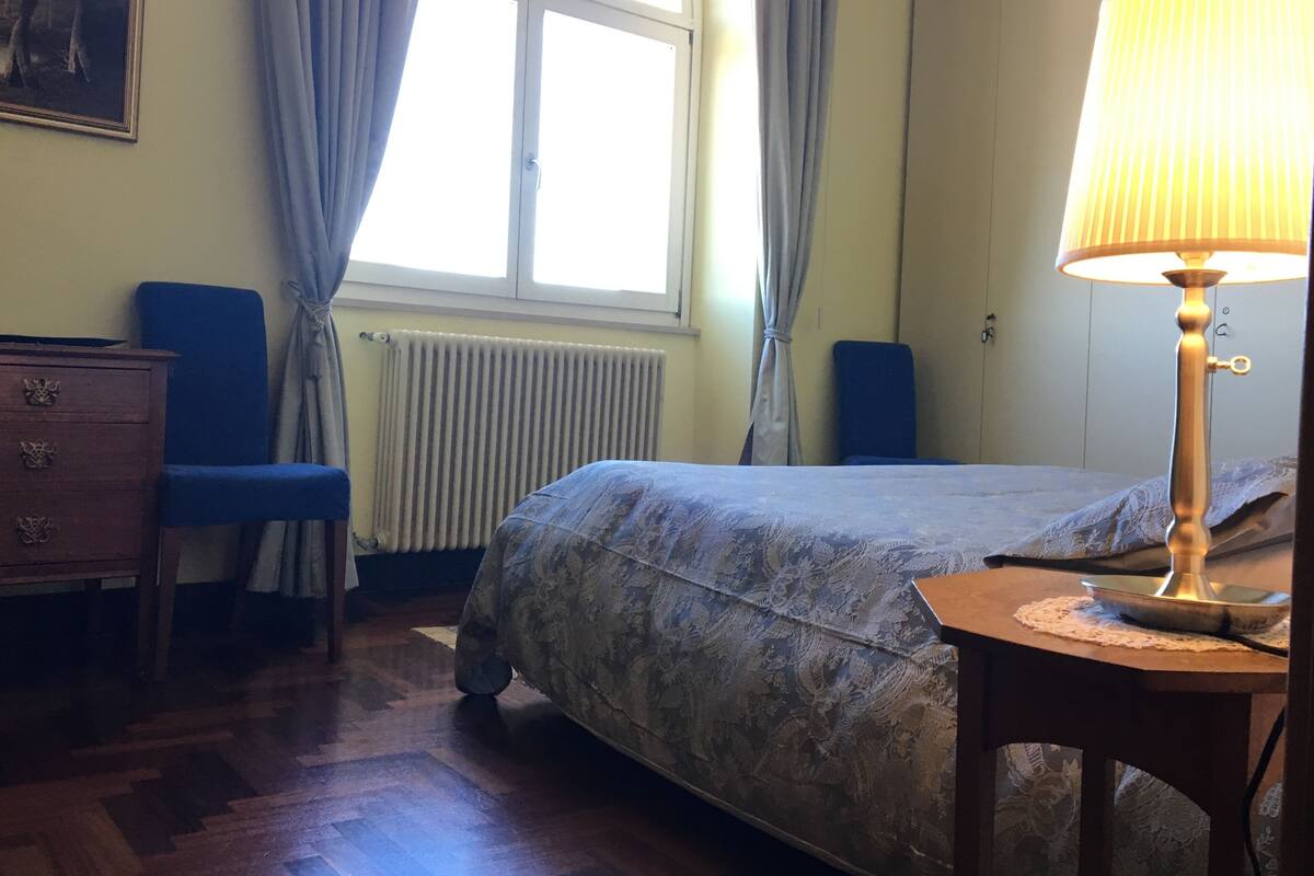 Escrivaninha, quartos à prova de som, Wi-Fi de cortesia