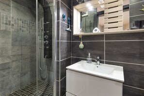 Dusche, Haartrockner, Handtücher, Seife