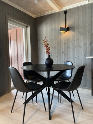 Appartement (2-5 people) | Repas dans la chambre