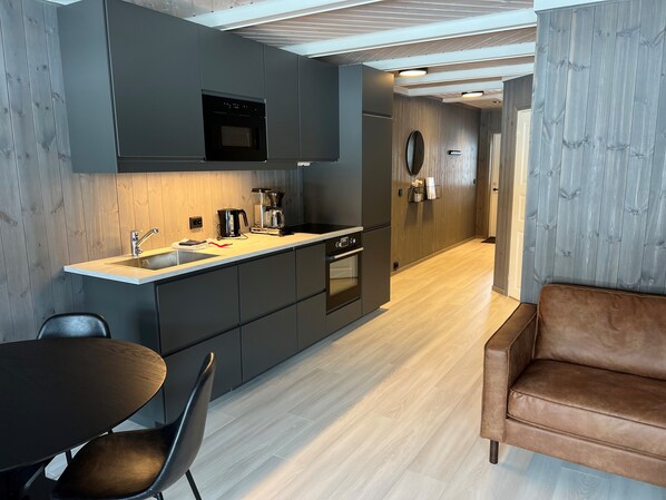 Apartamento (2-5 people) | Cocina privada | Frigorífico, horno, placa de cocina y cafetera o tetera