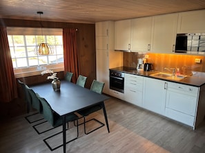 Cabin, 3 phòng ngủ | Bếp riêng | Tủ lạnh, lò nướng, bếp nấu, dụng cụ pha cà phê/trà 