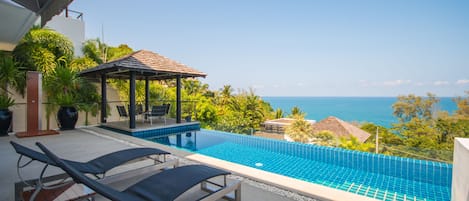 สระว่ายน้ำกลางแจ้ง