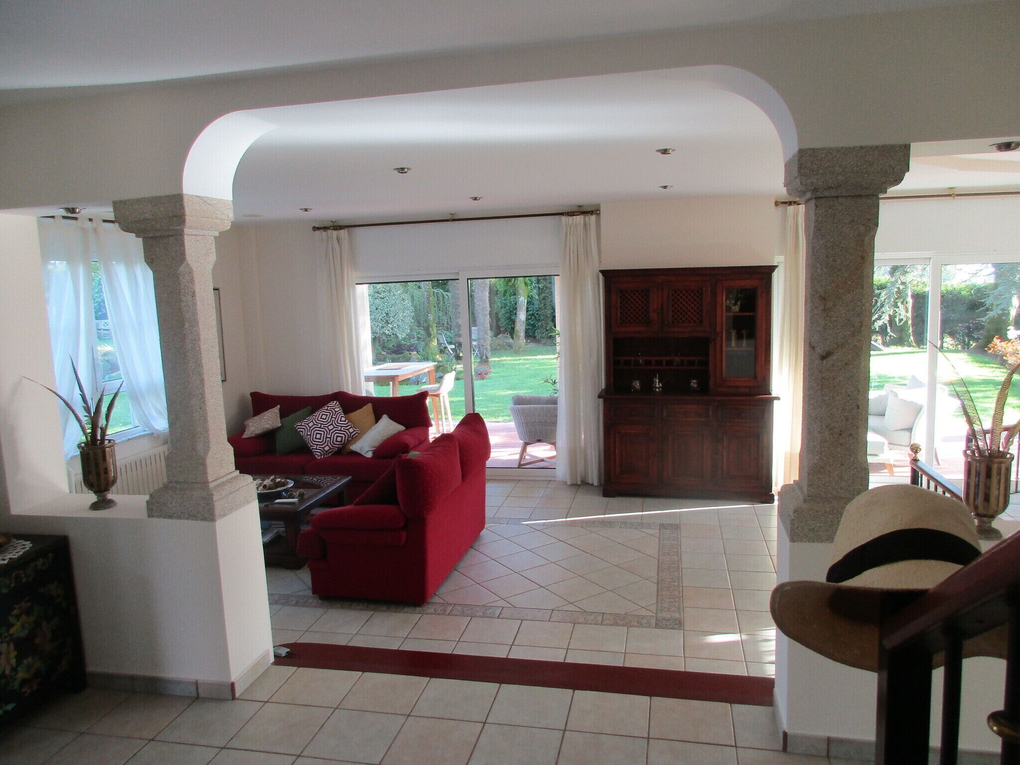 Télévision, cheminée, lecteur de DVD, table de tennis de table