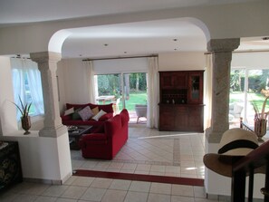 Fernseher, Kamin, DVD-Player, Tischtennisplatte