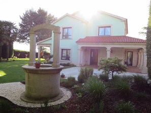 A two-story house with a garden in front. - Casa da Agra, villa with pool and splendid garden (A Coruña)