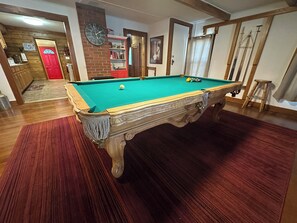 Games room - Five Minutes from Crater Lake National Park (Fort Klamath)