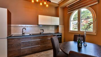 Fridge, oven, stovetop, coffee/tea maker