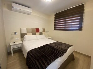 4 slaapkamers, geluiddichte muren, een strijkplank/strijkijzer, internet