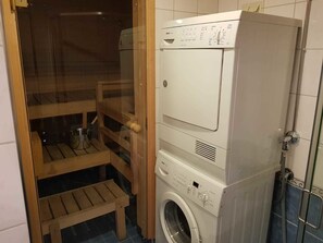 Deluxe-Apartment (with Sauna and Balcony) | Badezimmer | Dusche, kostenlose Toilettenartikel, Haartrockner, Bidet