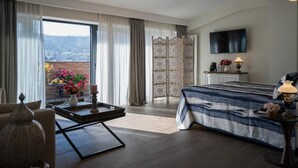 Superior Suite with Balcony | Sengetøy av topp kvalitet, minibar, safe på rommet og skrivebord