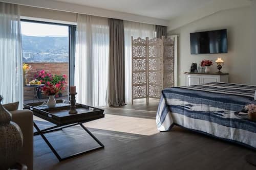 Superior Suite with Balcony | Literie de qualité, minibar, coffre-fort, décor unique