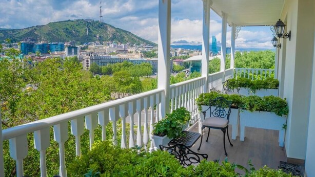 Superior with Balcony | Sengetøy av topp kvalitet, minibar, safe på rommet og skrivebord