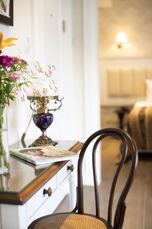 Suite with Balcony | Sängtillbehör av högsta kvalitet och minibar