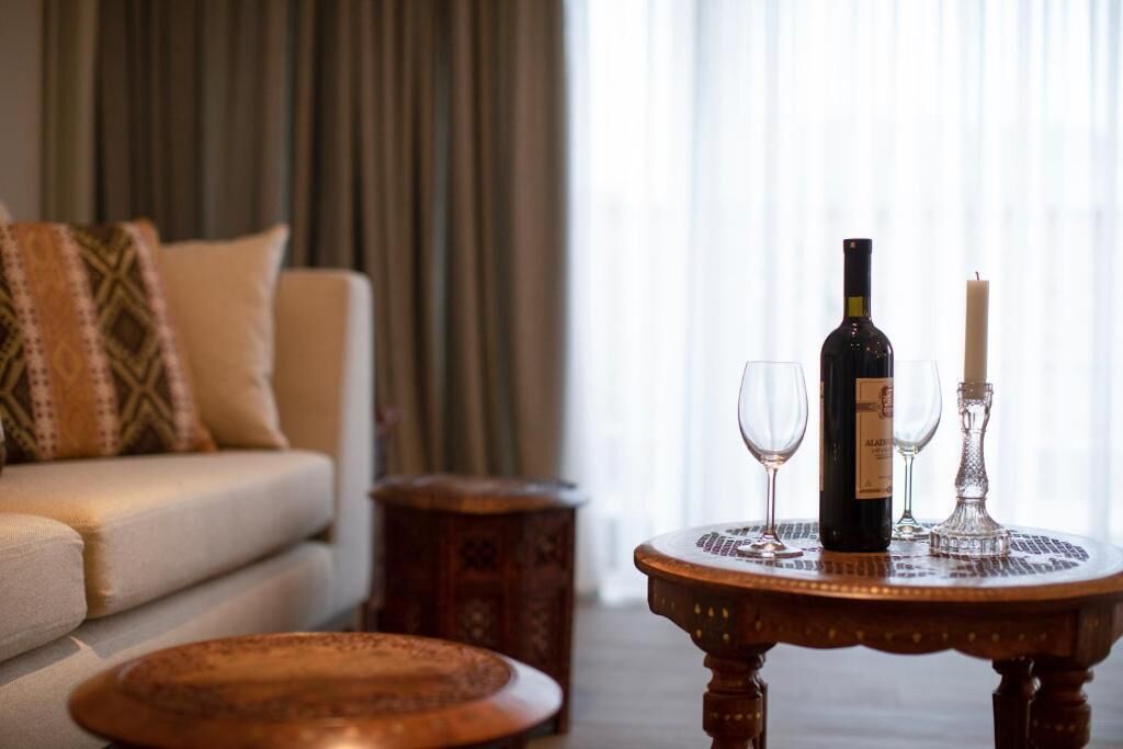 Superior Suite with Balcony | Hochwertige Bettwaren, Minibar, Zimmersafe, individuell dekoriert