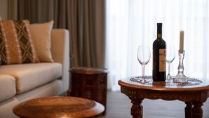 Superior Suite with Balcony | Sengetøy av topp kvalitet, minibar, safe på rommet og skrivebord