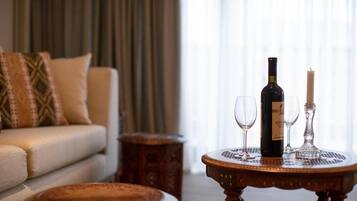 Superior Suite with Balcony | Hochwertige Bettwaren, Minibar, Zimmersafe, individuell dekoriert