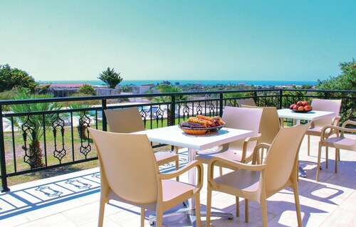 4 huoneen majoitus Maroni-Larnacassa