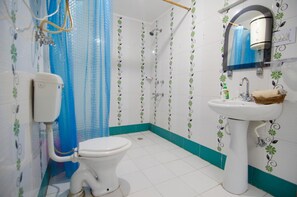Ducha, artículos de higiene personal gratuitos y toallas