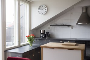 Penthouse Deluxe (with Sauna and Balcony) | Cocina privada | Refrigerador con congelador, microondas, horno y parrilla de estufa