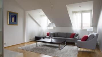 Penthouse Deluxe (with Sauna and Balcony) | Sala de estar | Televisión de pantalla plana